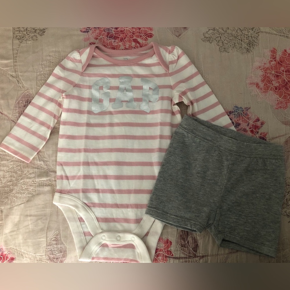 NEW GAP Baby’s Bodysuit and gray short